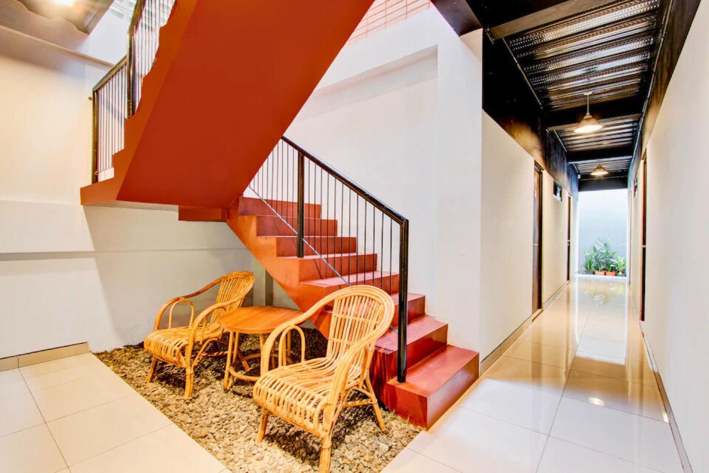 Bagian tangga dan kursi santai rubina syariah hotel